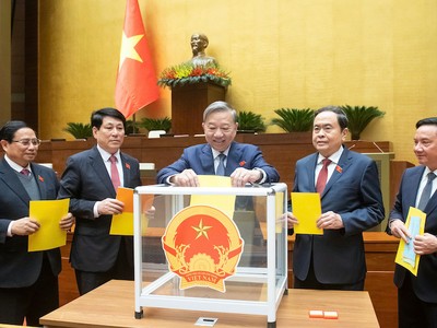 Quốc hội bỏ phiếu kín bầu nhân sự mới.
