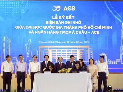 GS.TS Nguyễn Thị Thanh Mai - Phó giám đốc ĐHQG-HCM và bà Đinh Thị Thu Thảo - Phó giám đốc Khối Khách hàng cá nhân ACB đã ký kết biên bản ghi nhớ hợp tác, nhằm khai thác thế mạnh mỗi bên, giúp đỡ học sinh, sinh viên có hoàn cảnh khó khăn.