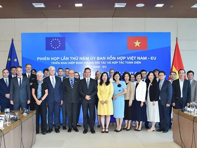 Hướng tới kỷ niệm 35 năm quan hệ ngoại giao, Việt Nam và EU đã nhất trí phối hợp để nâng cấp quan hệ song phương. Ảnh NBG