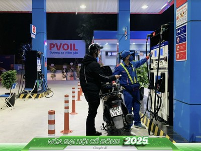 Nhân viên phục vụ khách hàng tại cửa hàng xăng dầu PVOIL