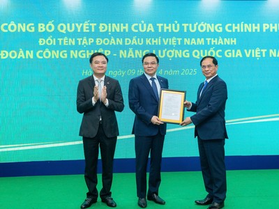 Thừa ủy quyền của Thủ tướng Chính phủ, Phó Thủ tướng Bùi Thanh Sơn trao quyết định đổi tên Tập đoàn Công nghiệp - Năng lượng Quốc gia Việt Nam