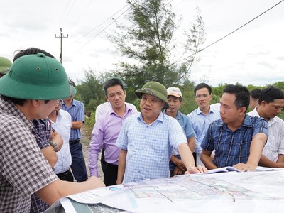 Phó chủ tịch UBND tỉnh Quảng Trị Lê Đức Tiến (ở giữa, hàng đầu) kiểm tra thực địa trên tuyến dự án