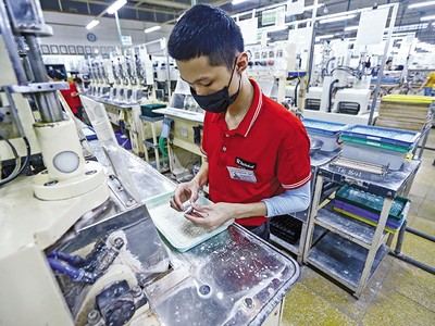 Vốn FDI chờ chốt thuế quan để tăng tốc