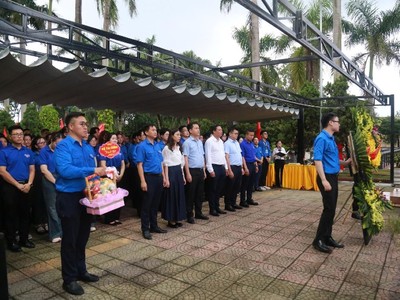 Ông Đỗ Văn Trường, Phó bí thư Đảng uỷ Bộ Tài chính cùng cán bộ, đoàn viên thanh niên dâng hoa tưởng niệm các anh hùng liệt sỹ.