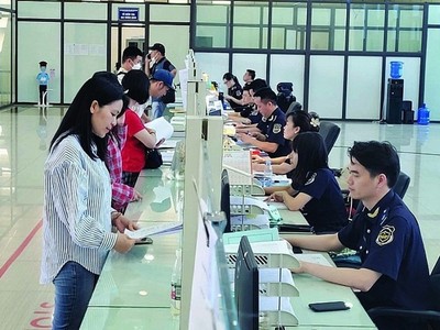 Hỗ trợ doanh nghiệp làm thủ tục hải quan tại cửa khẩu quốc tế Hữu Nghị. Ảnh: H.Vân.