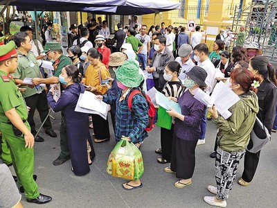 Những nạn nhân trái phiếu liên quan Vạn Thịnh Phát khắp các tỉnh, thành phố kéo tới Tòa án Nhân dân TP.HCM để ngóng tin.