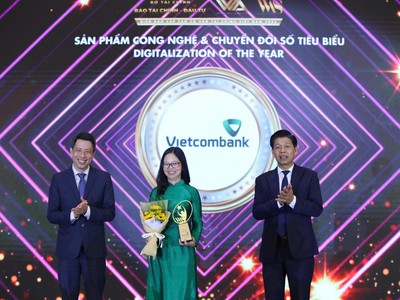Đại diện Vietcombank nhận vinh danh ở hạng mục “Sản phẩm Công nghệ và Chuyển đổi số tiêu biểu” tại VWAS 2025. Ảnh: Dũng Minh