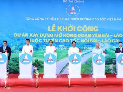 Các đại biểu thực hiện nghi thức khởi công Dự án. 