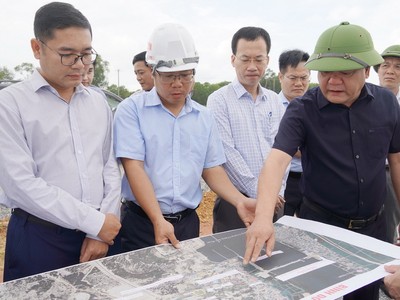 Chủ tịch UBND tỉnh Quảng Trị Trần Phong (áo đen) kiểm tra hiện trường tình hình thực hiện Dự án thành phần 2 - Cầu Nhật Lệ 3 và đường 2 đầu cầu