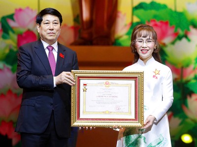 Chủ tịch nước Lương Cường trao danh hiệu Anh Hùng Lao Động cho Tiến sĩ Nguyễn Thị Phương Thảo - Chủ tịch HĐQT Vietjet Air