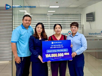 Đại diện Bảo hiểm VietinBank chi nhánh Kiên Giang trao quyền lợi bảo hiểm cho đại diện gia đình ông Trần Đình Bửu