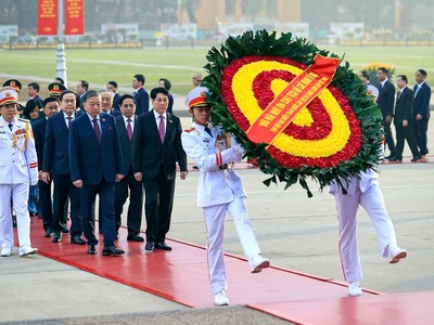 Các đại biểu dự Đại hội XIV vào Lăng viếng Chủ tịch Hồ Chí Minh