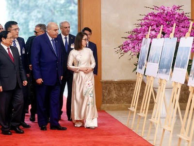 Thủ tướng Chính phủ Phạm Minh Chính mời Chủ tịch Hạ viện Jordan Mazen Turki El Qadi thăm quan các thành tựu hợp tác của hai nước. Ảnh: Đức Thanh.