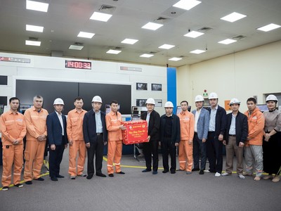 Đoàn công tác chúc tết và tặng quà cho ca trực vận hành tại Phòng Điều khiển trung tâm 