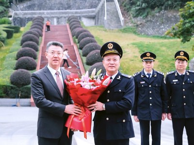 Đồng chí Nguyễn Văn Hoàn, Ủy viên Ban Chấp hành Đảng bộ UBND tỉnh Lạng Sơn, Bí thư Đảng ủy, Chi cục trưởng Chi cục Hải quan khu vực VI tặng hoa Đoàn công tác Hải quan Nam Ninh (Trung Quốc) do ông Vương Vị Băng – Trưởng Hải quan Nam Ninh làm trưởng đoàn.