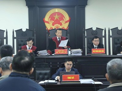 Hội đồng xét xử sơ thẩm vụ án tại Công ty Y dược LanQ, Công ty Dược Sơn Lâm và một số đơn vị liên quan.