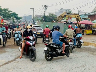 TP.HCM sẽ lập đoàn kiểm tra về thi công đào đường, thu dọn rào chắn công trình dự án