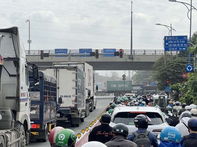 Khu vực vào cảng Cát Lái hiện nay thường xuyên xảy ra ùn tắc. Ảnh: Trọng Tín.