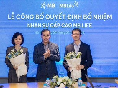 Chủ tịch HĐQT Ngân hàng MB (giữa) trao quyết định bổ nhiệm và chúc mừng 2 lãnh đạo mới của MB Life