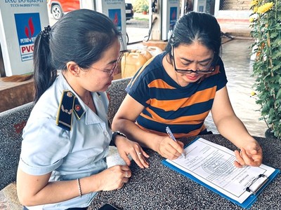 Đội Quản lý thị trường số 9 – Chi cục Quản lý thị trường tỉnh Gia Lai đã tổ chức cho 43/43 cơ sở kinh doanh xăng dầu ký cam kết không găm hàng, tạo khan hiếm nguồn cung; không ngừng bán hàng khi không có lý do chính đáng. Ảnh: Quang Tuấn.