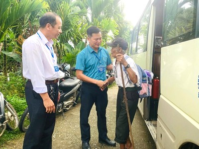 Xã vùng núi Đà Nẵng thuê xe buýt đưa cử tri nơi khó khăn tới điểm bầu cử