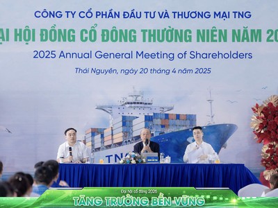 Ông Nguyễn Văn Thời (giữa) và ông Nguyễn Đức Mạnh (trái) ngồi đoàn chủ tọa tại ĐHCĐ thường niên 2025 của TNG