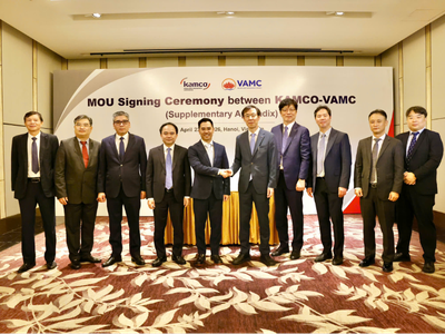 Ông Trần Trung Dũng - Chủ tịch Hội đồng thành viên cùng Ban Lãnh đạo VAMC và Ông Jeong Hoon - Chủ tịch cùng Ban lãnh đạo KAMCO tại buổi ký MOU