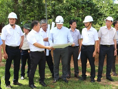 Lãnh đạo UBND tỉnh Quảng Ngãi vừa kiểm tra dự án Nhà máy điện mặt trời Đăk Rơ Sa.