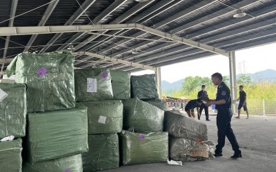 Hải quan kiểm tra hàng hóa quá cảnh Việt Nam. 