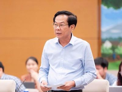 Bộ trưởng Bộ Nội vụ Đỗ Thanh Bình trình bày tờ trình dự án luật.