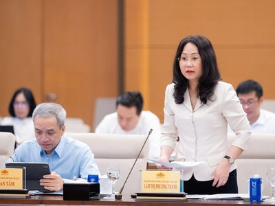 Bộ trưởng Bộ Văn hóa, Thể thao và Du lịch Lâm Thị Phương Thanh trình bày tờ trình - Ảnh: Mediaquochoi.