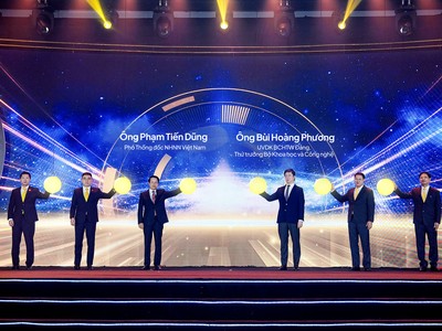 Ông Bùi Hoàng Phương - UV Dự khuyết BCHTW Đảng, Thứ trưởng Bộ Khoa học và Công nghệ (thứ 3 từ phải sang), ông Phạm Tiến Dũng – Phó Thống đốc NHNN Việt Nam (thứ 3 từ trái sang) cùng Ban lãnh đạo LPBank và Vietnam Post thực hiện nghi thức chúc mừng 15 năm hợp tác chiến lược giữa hai đơn vị