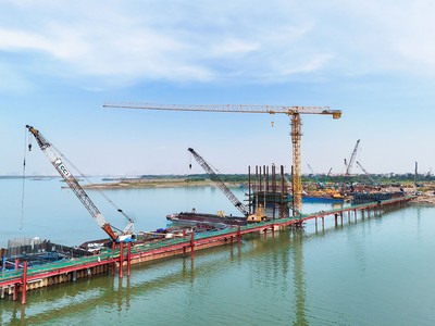 Cầu Hồng Hà thuộc dự án Vành đai 4 - Vùng thủ đô Hà Nội đang được CC1 và các nhà thầu thi công