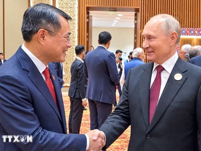 Thủ tướng Lê Minh Hưng gặp ngắn Tổng thống Liên bang Nga Vladimir Putin. (Ảnh: Dương Giang/TTXVN)