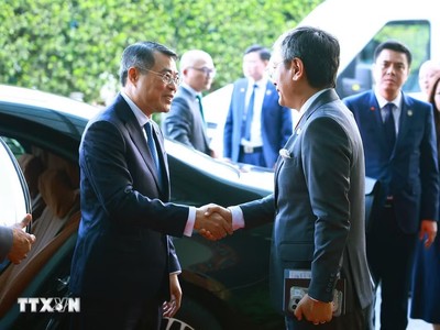 Quan chức cấp cao Ấn Độ tiễn Thủ tướng Lê Minh Hưng kết thúc chuyến tham dự Hội nghị thượng đỉnh BRICS lần thứ 18 và làm việc song phương tại Ấn Độ. Ảnh: Dương Giang/TTXVN.