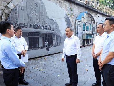 Chủ tịch UBND TP. Hà Nội Vũ Đại Thắng cùng Đoàn công tác kiểm tra thực địa tại khu vực 131 vòm cầu đường sắt phía Nam cầu Long Biên (Phùng Hưng - Gầm Cầu). Ảnh: Lê Hải.