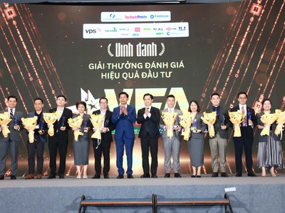 Ban tổ chức vinh danh các quỹ ở hạng mục Hiệu quả đầu tư 5 năm kỳ đánh giá 2021-2025 . Ảnh: Dũng Minh