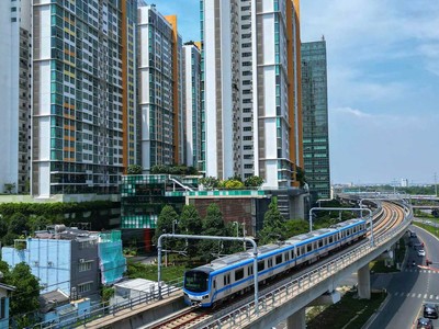 Theo chính sách vừa được thông qua, ranh giới quy hoạch khu vực TOD do Chủ tịch UBND TP.HCM chấp thuận, bao gồm nhà ga, đề-pô và vùng phụ cận trong phạm vi tối đa 1.000 m tính từ tâm quy ước của nhà ga, đề-pô. Ảnh: Lê Toàn. 