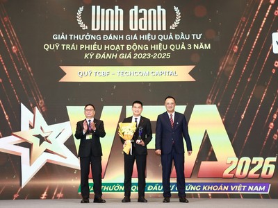 Ông Phí Tuấn Thành, Tổng giám đốc Techcom Capital nhận vinh danh từ Ban tổ chức