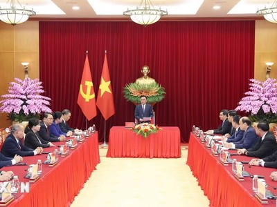 Thường trực Ban Bí thư Trần Cẩm Tú tiếp Đoàn cán bộ cấp cao Đảng Nhân dân Cách mạng Lào. (Ảnh: Phương Hoa/TTXVN)