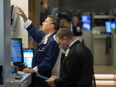 Giật mình cuối phiên, giới đầu tư vội vàng rút lui