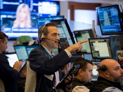 Khối ngoại bán mạnh cổ phiếu VIC và VRE trong phiên 15/11