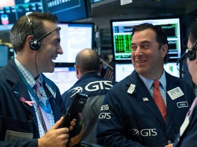 Chứng khoán, dầu thô thăng hoa, giá vàng đảo chiều đáng tiếc