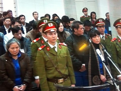 Các bị cáo trước vành móng ngựa