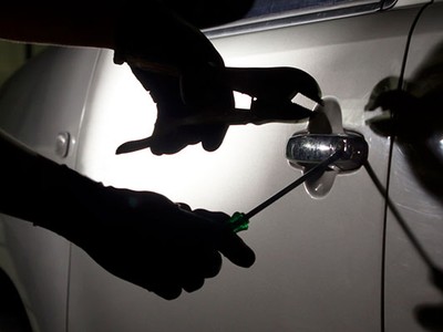 Đi đăng kiểm, Thặng không trả lại xe cho người tình mà sử dụng giấy tờ đem bán ô tô này cho người khác với giá 525 triệu đồng (ảnh minh họa)