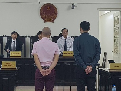 Hai bị cáo tại tòa.