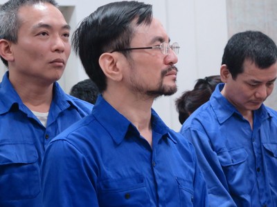 Bị cáo Hồng, đeo kính.