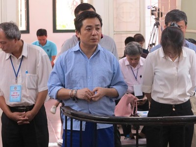 Bị cáo Đạt (ở giữa).