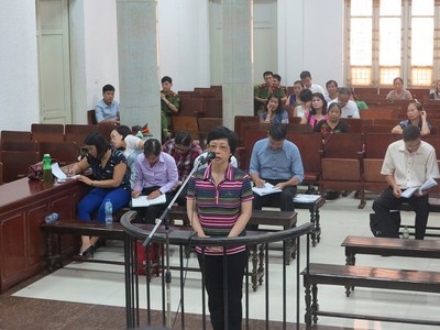 Bị cáo Nga trả lời HĐXX.