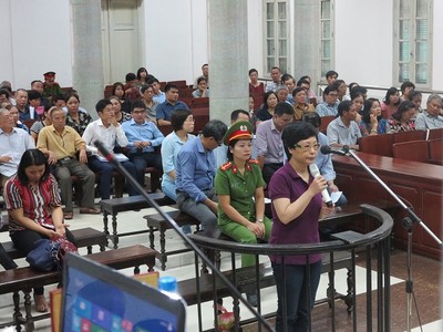 Bị cáo Nga tại tòa.